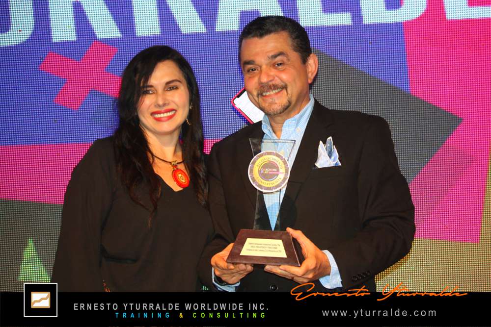 Premio Coaching-Play otorgado a Ernesto Yturralde por su aporte en Team Building y Aprendizaje Experiencial