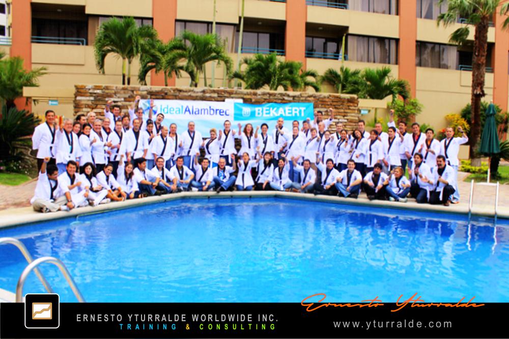 Ernesto Yturralde recibe un reconocimiento internacional en México por su trayectoria en Desarrollo Organizacional y Aprendizaje Experiencial